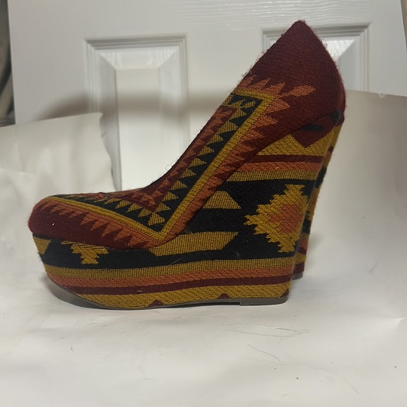 Steve Madden Pammy Aztec Wedge Heels - Picture 4 of 7